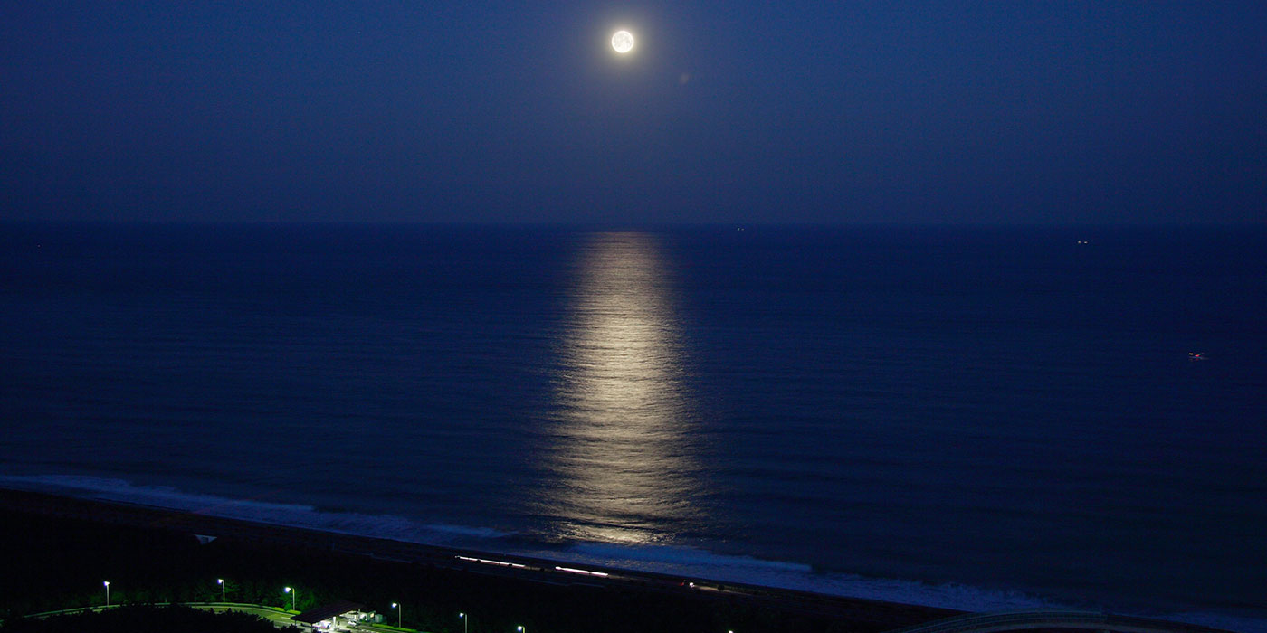 満月の夜に月の光と静寂な海が織りなす「月の道」|日本の絶景 JTB 感動
