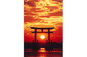 夕焼け鳥の休息 赤鳥居に沈む夕日|日本の絶景 JTB 感動の瞬間（とき）