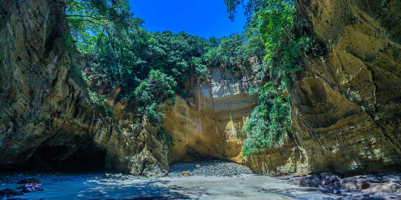 悠久の時を超えて形成された神秘の洞窟に立つ！|日本の絶景 JTB 感動の