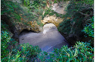 悠久の時を超えて形成された神秘の洞窟に立つ！|日本の絶景 JTB 感動の