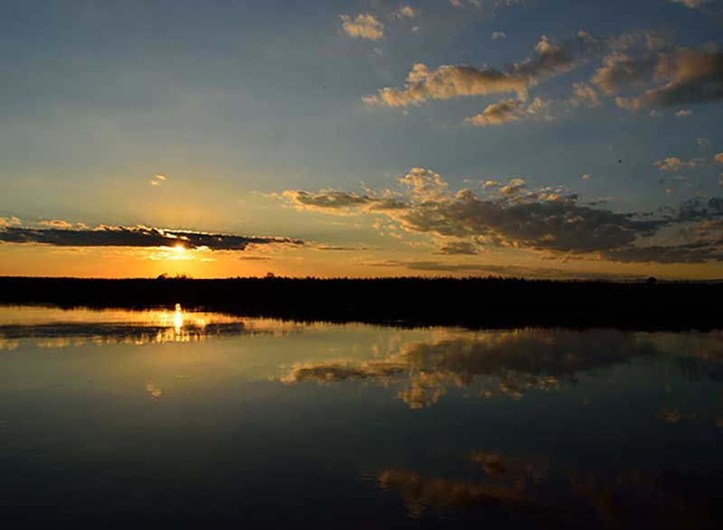 釧路湿原岩保木水門と夕暮れの釧路川|日本の絶景 JTB 感動の瞬間（とき）