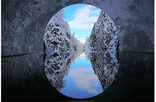 水鏡に映る清津峡（きよつきょう）の絶景