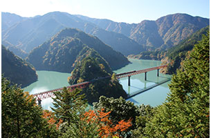 湖に浮かぶ「奥大井湖上駅」