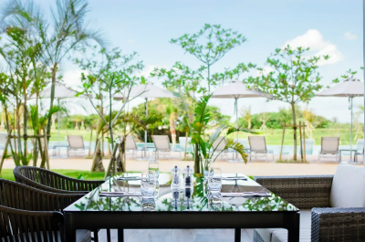 テラスに面した心地よい空間のラウンジ