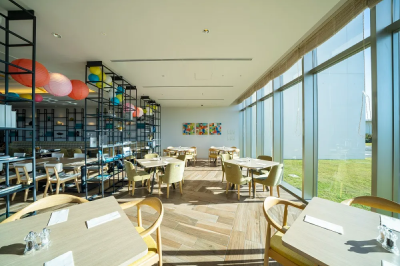 緑の美しい庭に面したラウンジ