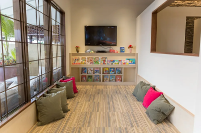 キッズコーナーあり！テラス席でサンセットビューを楽しめるラウンジ