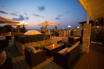 おすすめは屋外のソファー席