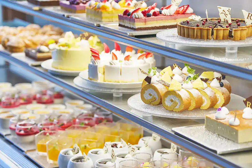 ホテルメイドの17種類のスイーツと20種類のソフトドリンクを常時ご用意！