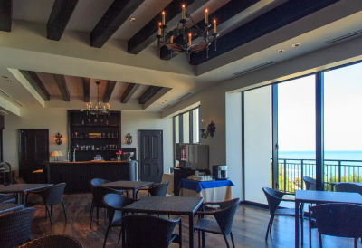 専用カードで入室！タイガービーチを一望の特別感溢れるラウンジ