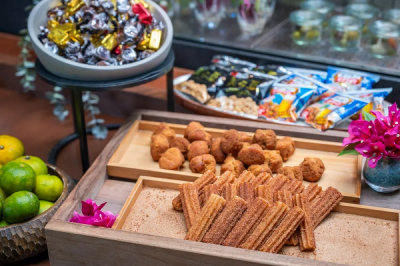 バーカウンターを中心とした落ち着いた雰囲気のラウンジ