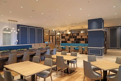 開放感あるラウンジ