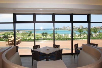 外の光が差し込む明るい雰囲気のラウンジ