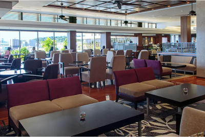 見晴らしの良いロビーにあるラウンジ