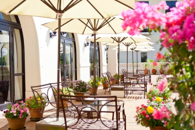 ゆったりとした空間で庭園を眺めながら、ホテルメイドのスイーツを楽しめるラウンジ