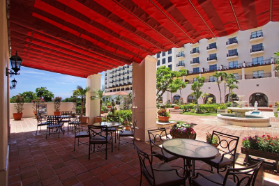 テラス席もあるラウンジ