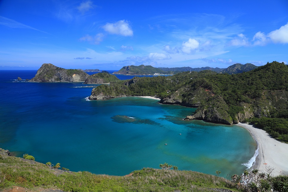 小笠原諸島父島　中山峠より小港海岸と野羊山を望む