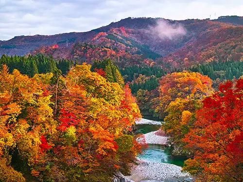紅葉の風景（山形県小国町）