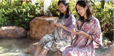 湯田温泉で足湯をする女性二人