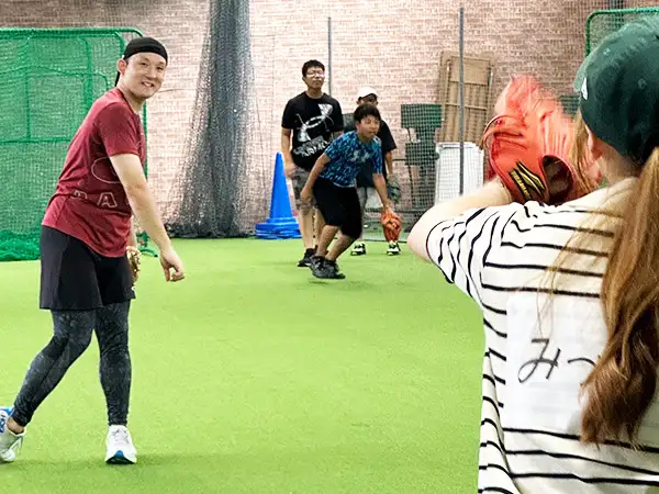 杉谷氏と野球体験の様子