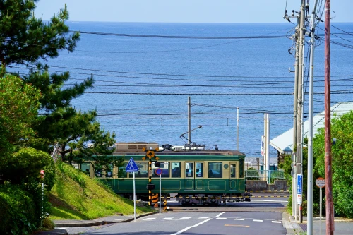 七里ヶ浜の海が見える坂道