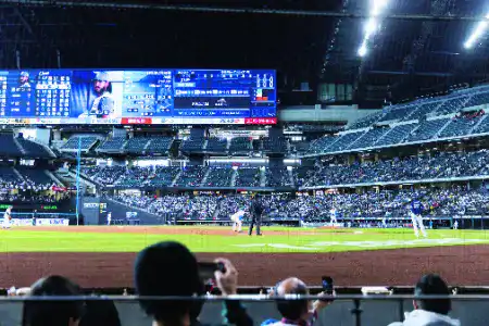 ダグアウトクラブシート・三塁側