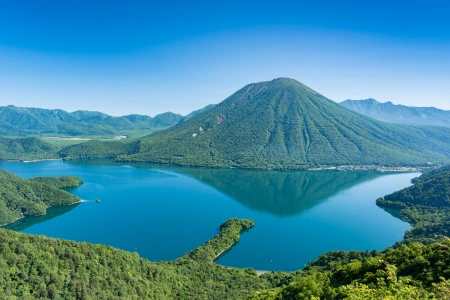 男体山と中禅寺湖