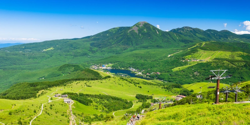 車山高原から眺める白樺湖と蓼科山