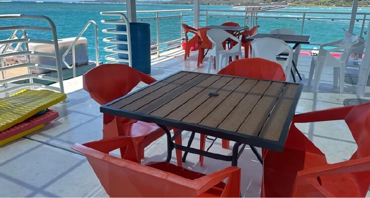 海上ラウンジ内