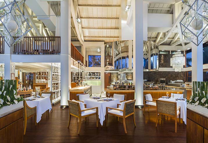 �n���̗����A�C�^���A�����̃��X�g�����ւ��ē����܂��B