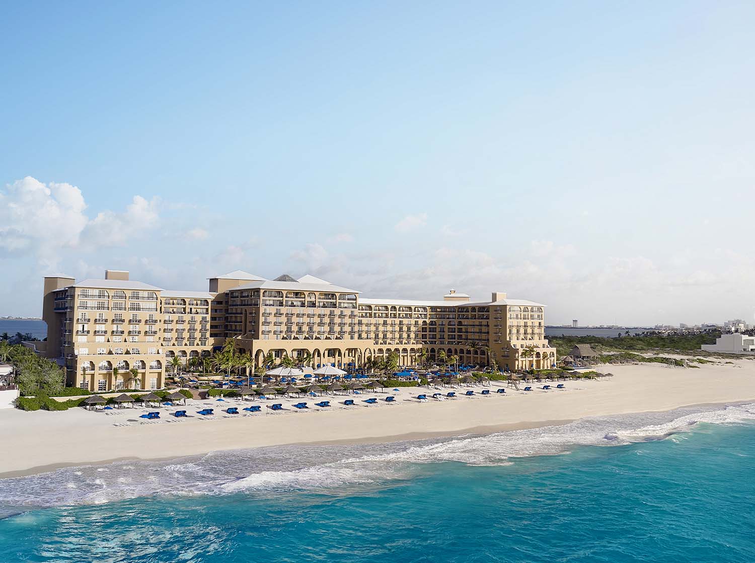 �U�E���b�c�E�J�[���g���@�J���N�� ���J�^�������̐�[�ɘȂ݁A�����������̃r�[�`��]�ރz�e��