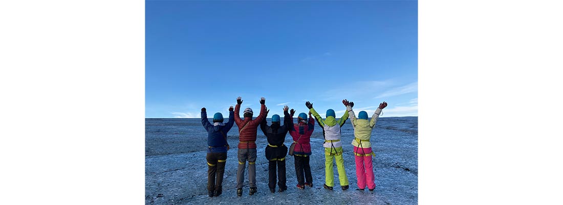 ヴァトナヨークトル氷河にてアイスケーブ観光中のお客様