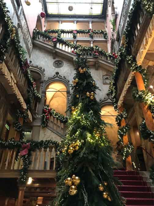 吹き抜け階段の飾付け