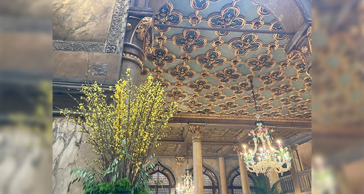 ロビーのミモザとシャンデリア