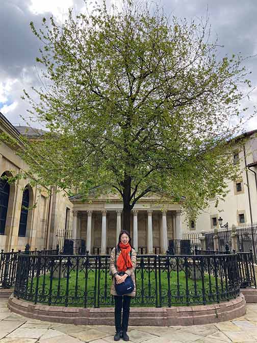 添乗員森川と現在のゲルニカの木