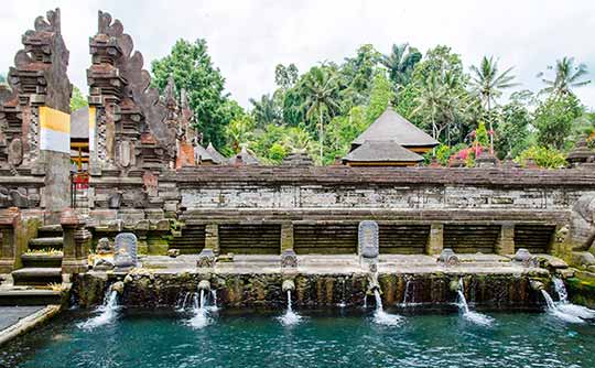 ティルタエンプル寺院