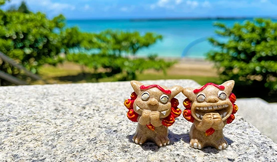 宮古ブルーとシーサーの置き物