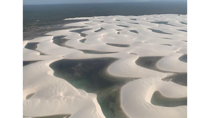 白砂に出現した青いラグーンを上空から捉えた絶景ショット