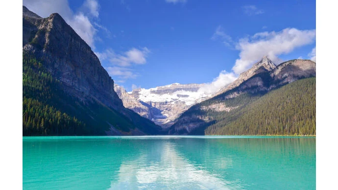 山肌を映す透き通った湖面と青空のコンビネーションが見事なショット