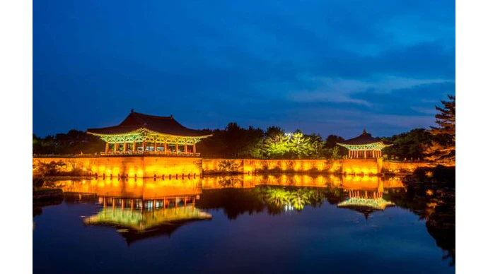 写真提供：韓国観光公社　池に映り込む鮮やかな夜景が光の芸術のような1枚