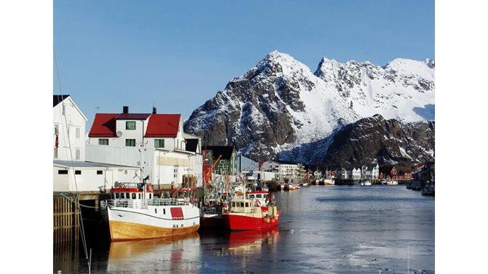 ©Johnny Mazzilli / nordnorge.com / 海と山に家々や漁船が重なり合う北欧らしさ満載ショット