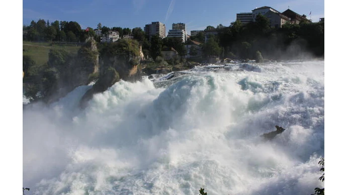 目の前で轟音とともに川面へと落ちる水流が迫力満点