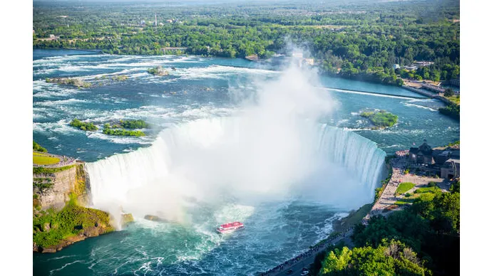 豪快に落ちる大瀑布と遊覧船の対比が自然の力を感じさせる