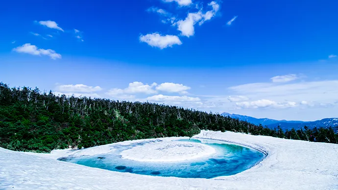 雪解けの時期だけ見られる神秘的な自然現象