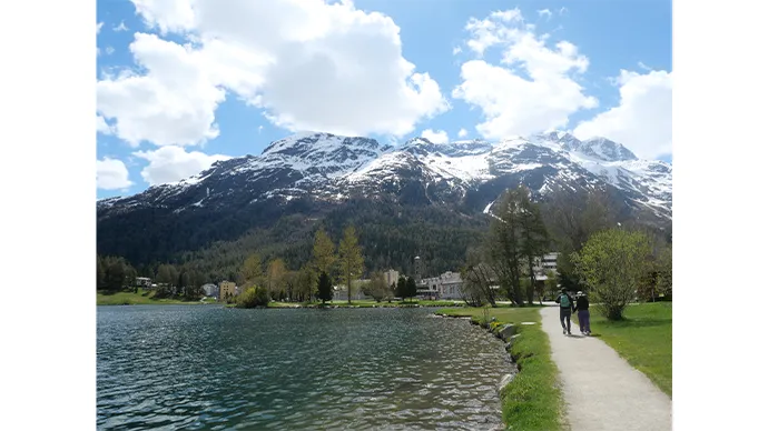 教会の鐘が鳴り響く中での散策は、まるで絵本の中の世界にいるようでした。