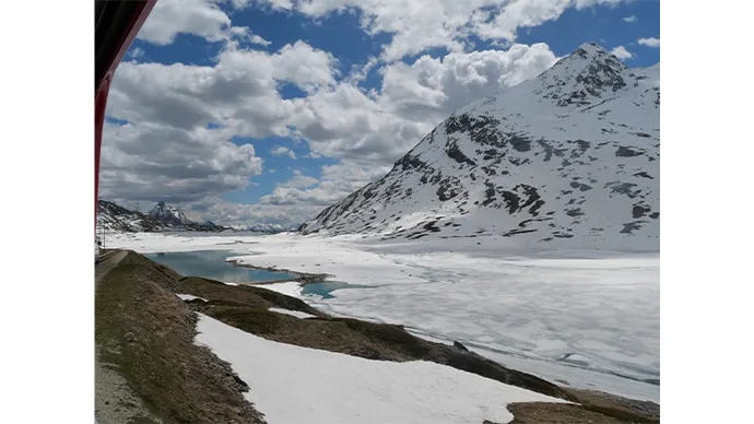 トンネルを抜けると、あたり一面雪景色が広がっていました！