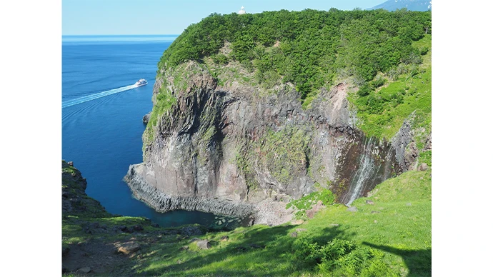 ちょうど知床観光船が来ていて良い感じに。次は船から見てみたいと思いました。