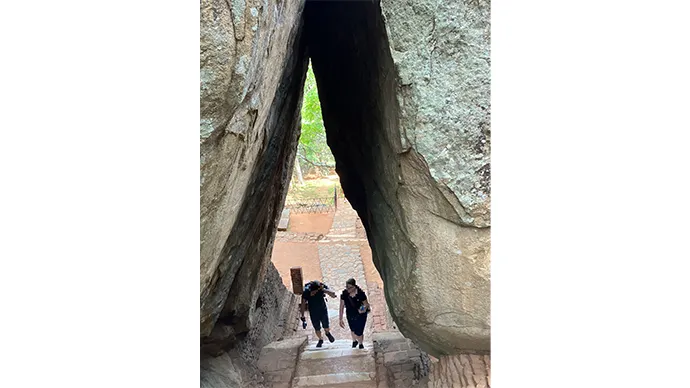 ２つの大きな岩で自然にできたアーチ