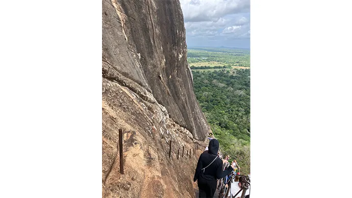 シギリヤロック下り階段