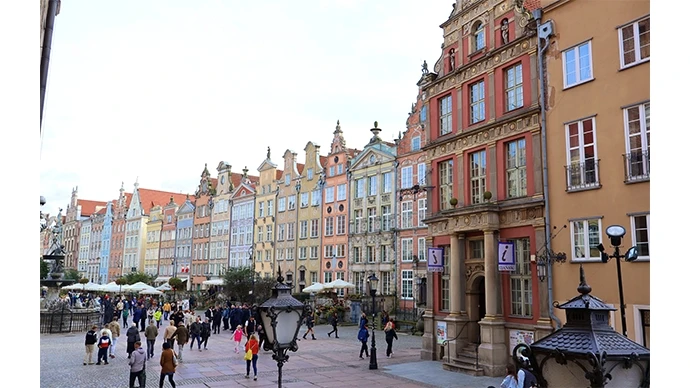 色とりどりの館が並ぶドゥーガ通り