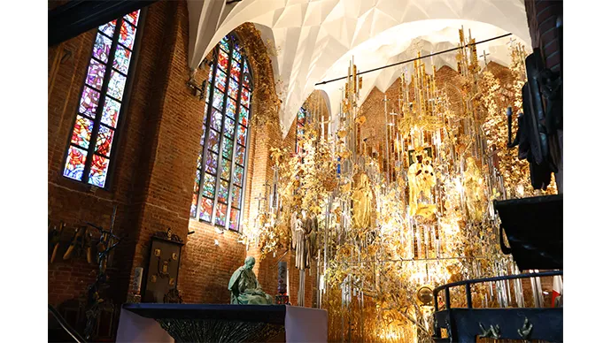 眩いばかりに輝く黄金の祭壇